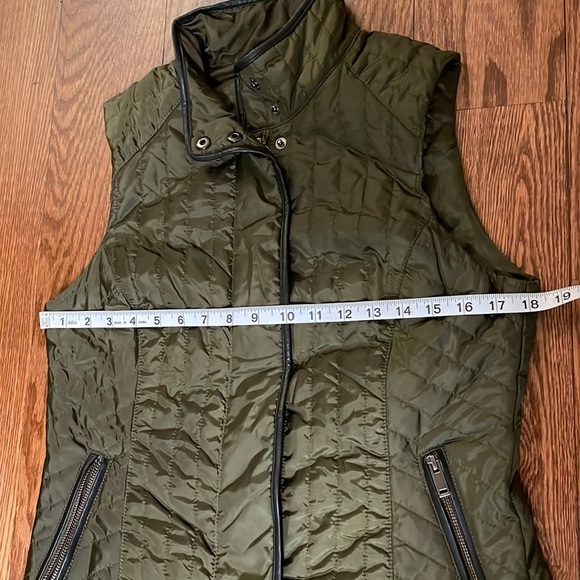 Banana Republic women’s olive soft puffy vest zipped snaps faux leather trim S - Picture 10 of 11